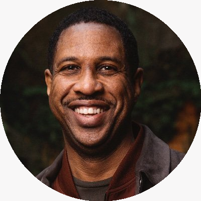 Hakeem Oluseyi, astrofisico, cosmologo, inventore, educatore, divulgatore scientifico, autore, attore, veterano e attivista XAM XAM