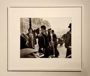 Lo scatto al bacio della giovane coppia, indifferente alla folla dei passanti e al traffico della place de l’Hôtel de Ville di Parigi, è una delle fotografie più conosciute al mondo. L’autore è Robert Doisneau, il grande maestro della fotografia al quale è dedicata la mostra al Museo dell’Ara Pacis.