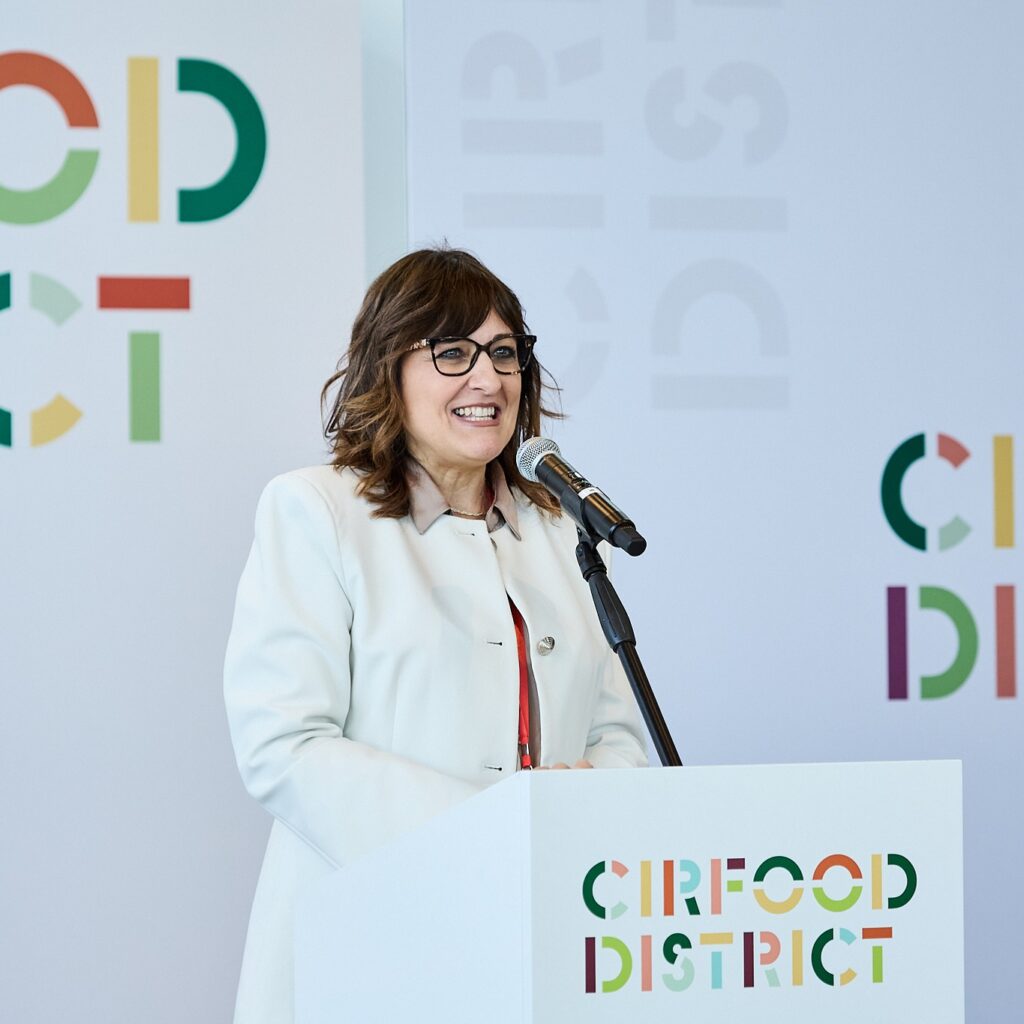 Barbara Lepri è direttrice di Legacoop Emilia-Romagna e vicepresidente di Legacoop Abitanti. Coordina il Board della Rigenerazione Urbana e Territoriale, il comitato scientifico che coinvolge la Regione Emilia-Romagna sui temi delle politiche abitative, territoriali e urbanistiche. Presiede Innovacoop Srl, la società di Legacoop Emilia-Romagna che offre innovazione e servizi alle cooperative.